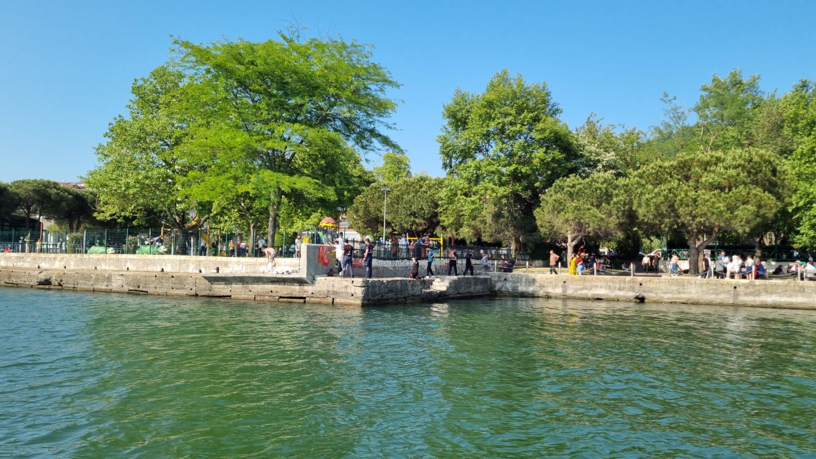 Denizde boğulma tehlikesi geçiren genç hastaneye kaldırıldı