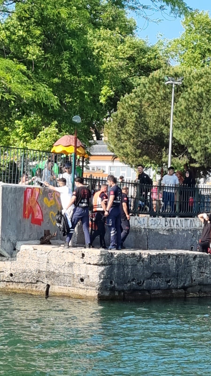 Denizde boğulma tehlikesi geçiren genç hastaneye kaldırıldı
