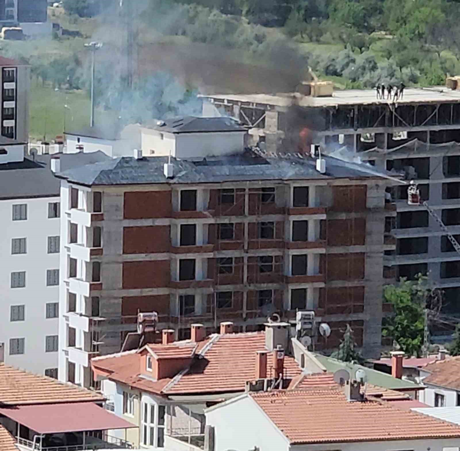 Elazığ’da inşaattaki çatı yangını söndürüldü