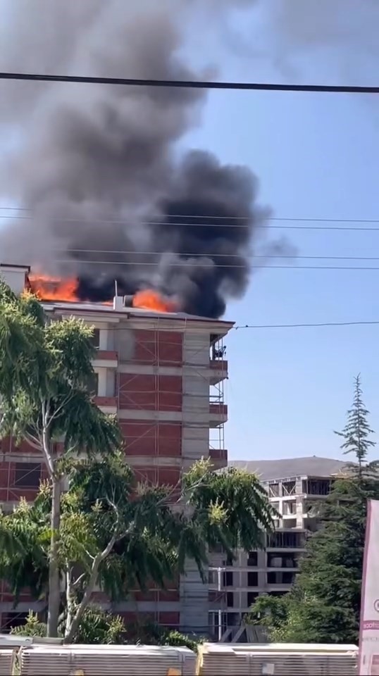 Elazığ’da inşaattaki çatı yangını söndürüldü
