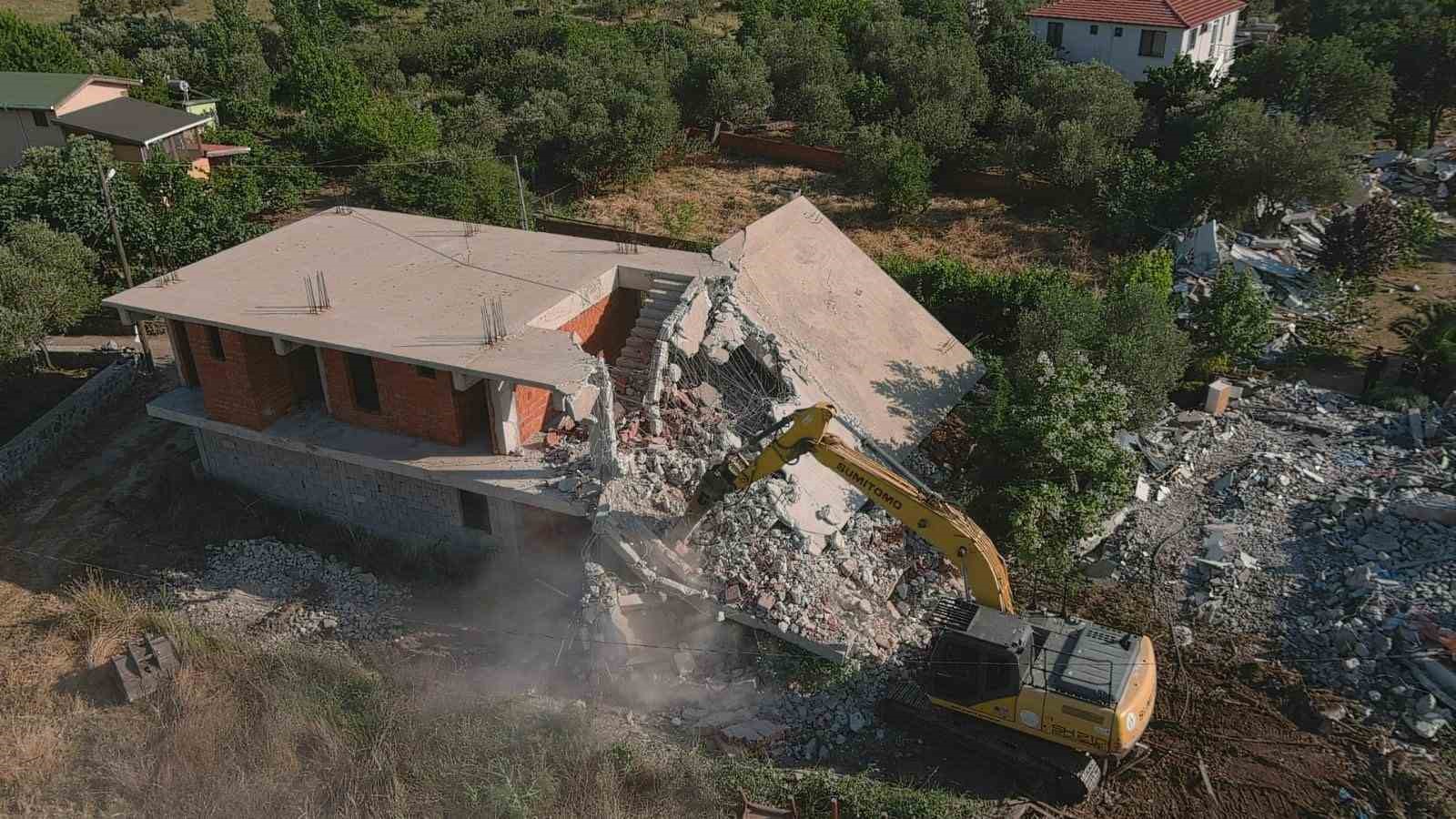 Ayvacık’ta 52 kaçak yapı yıkıldı