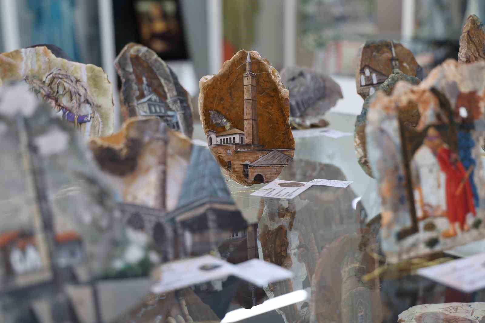 Diyarbakır’ın yarı değerli taşlarından ortaya çıkartılan takılar, kentte gelen ziyaretçiler tarafından tercih ediliyor