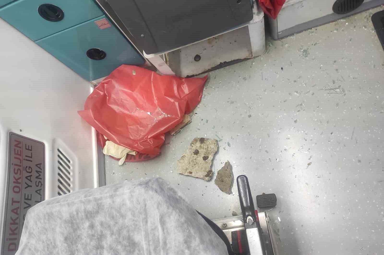 Diyarbakır’da iki ambulans akli dengesi yerinde olmayan şahıs tarafından taşlandı