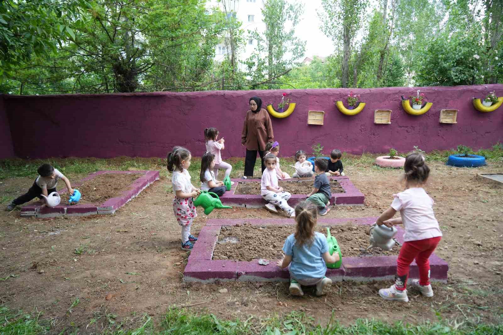Muş’ta minik öğrenciler toprakla buluştu
