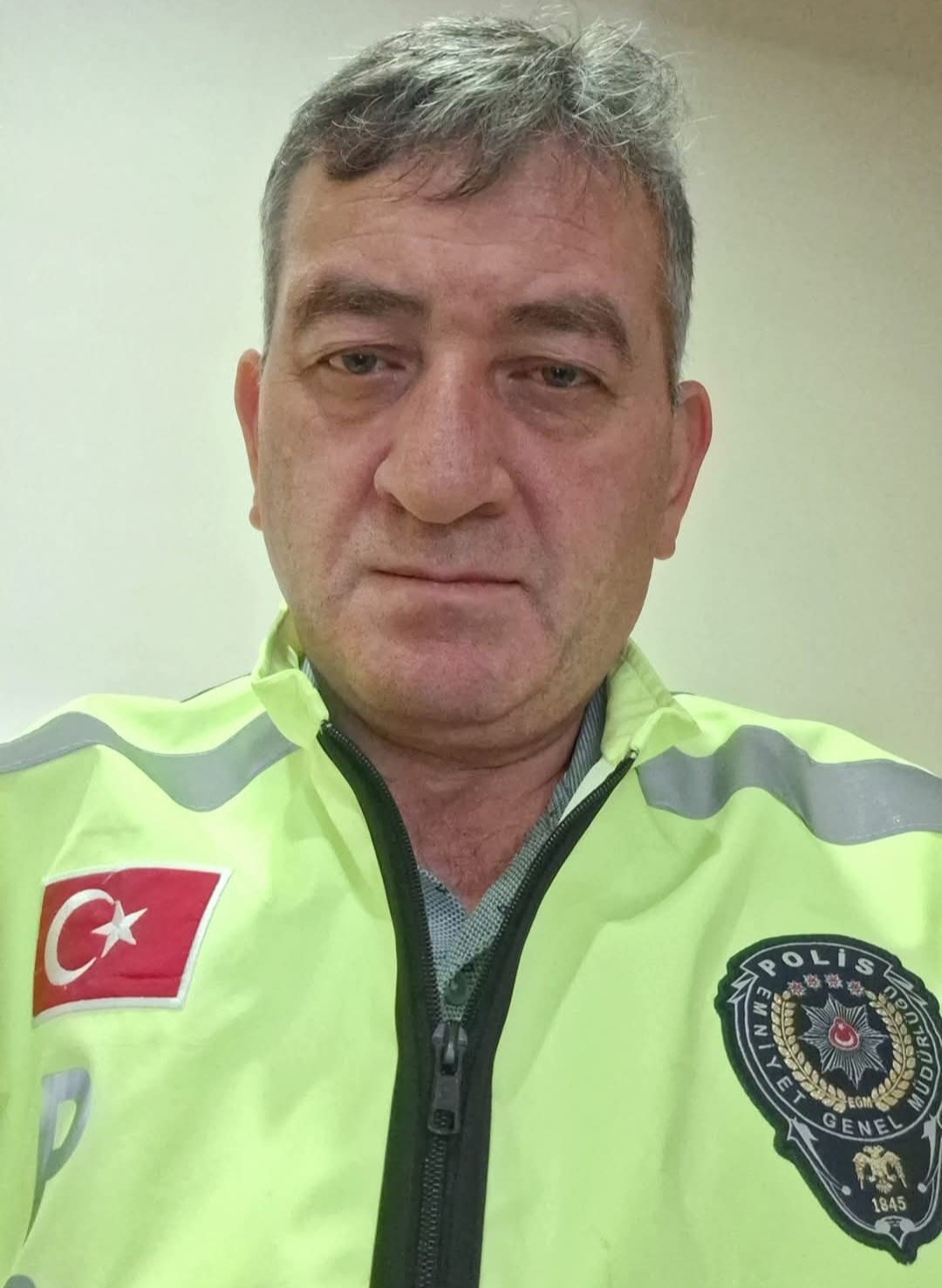 Polis memuru kalbine yenik d&uuml;şt&uuml;
