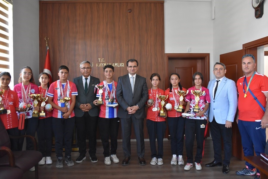 Kazandıkları kupa ve madalyaları, Salihli Kaymakamı Güldoğan’a götürdüler