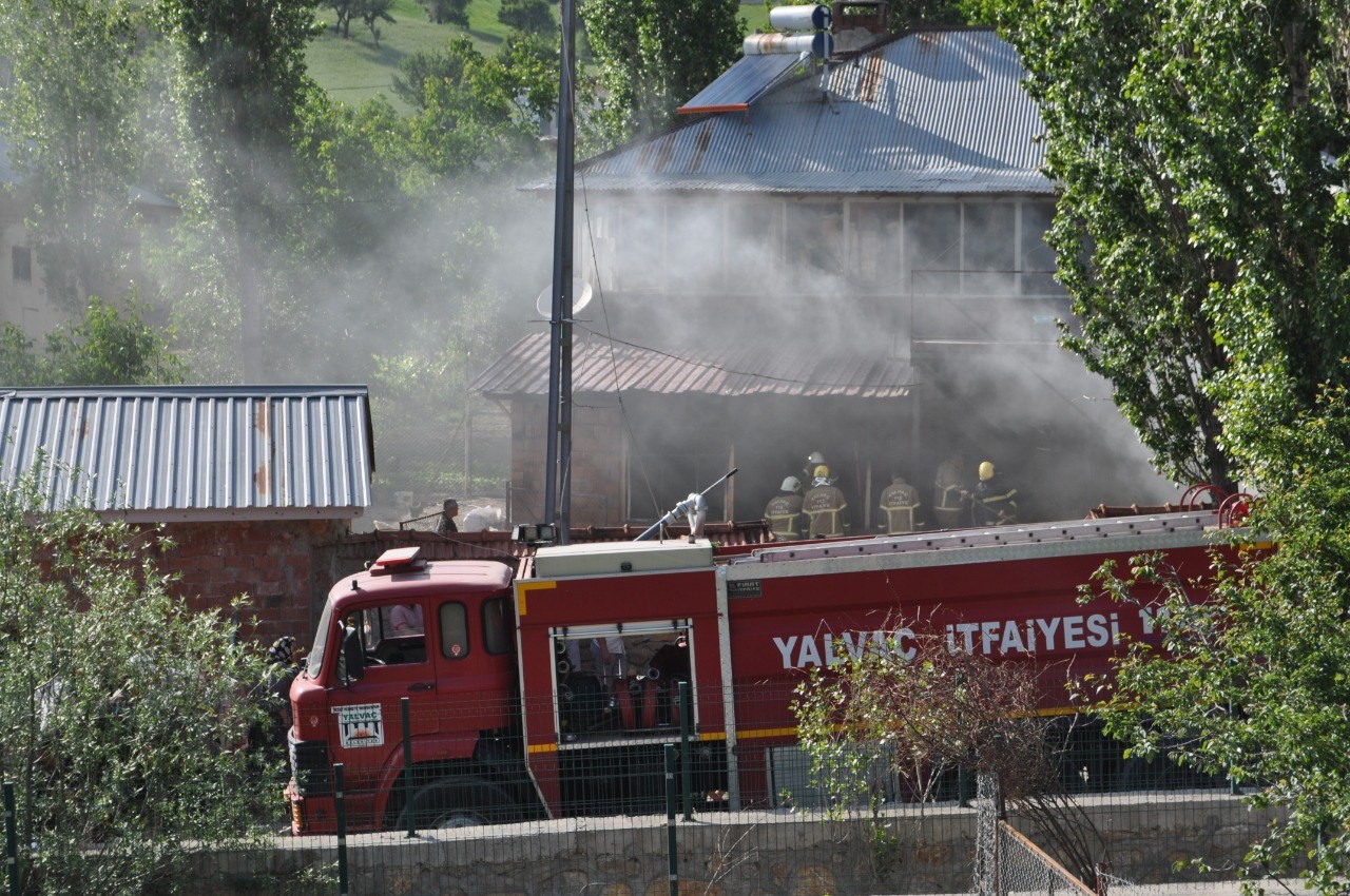 Samanlıkta &ccedil;ıkan yangın paniğe neden oldu

