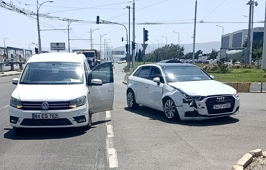 Elazığ yolunda meydana gelen trafik kazasında 2 kişi yaralandı - İHA