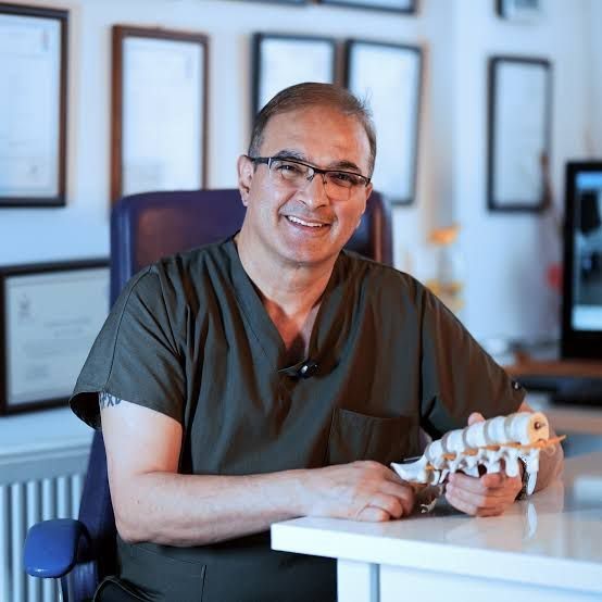 Haber alınamayan doktor evinde ölü bulundu
