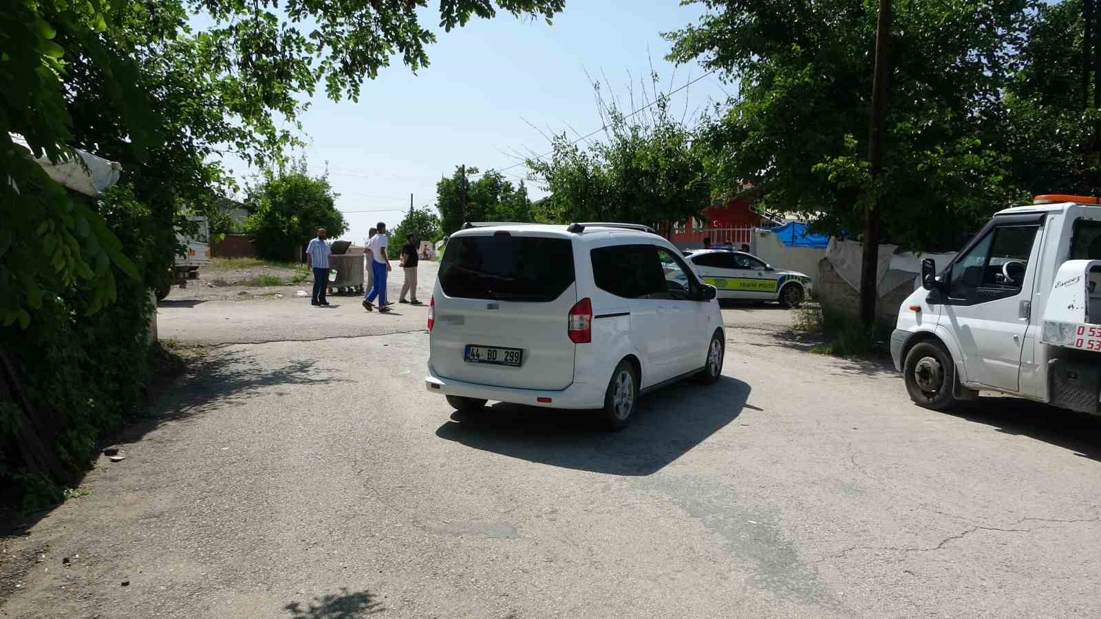 Hafif ticari araç ile otomobil çarpıştı: 4 yaralı
