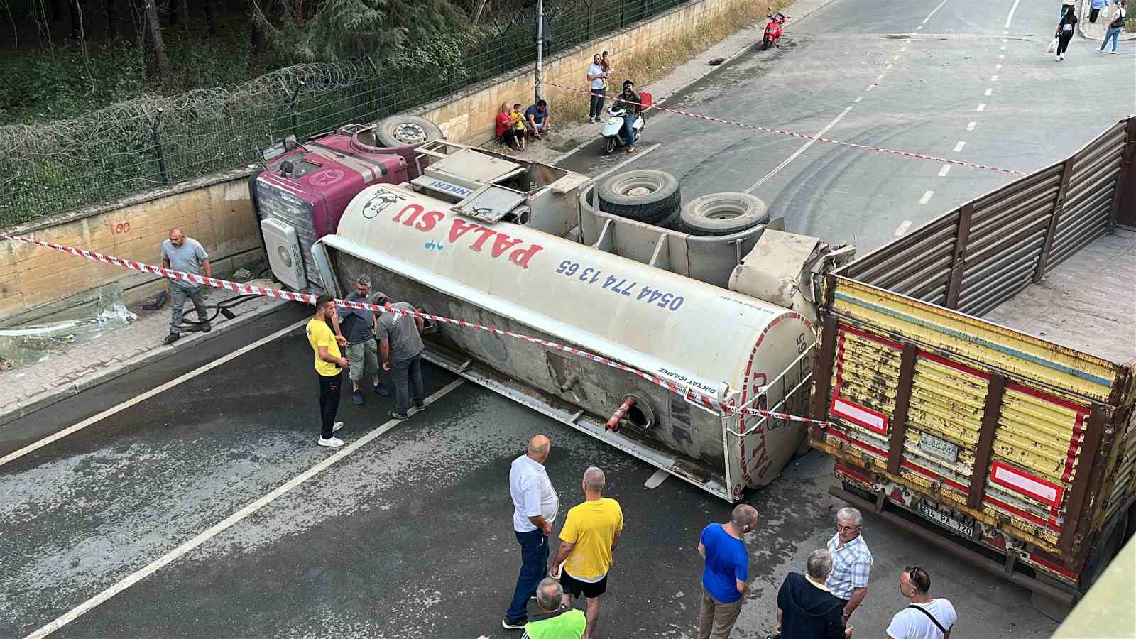 Beykoz’da su tankeri geri manevra yaparken devrildi: 1 yaralı
