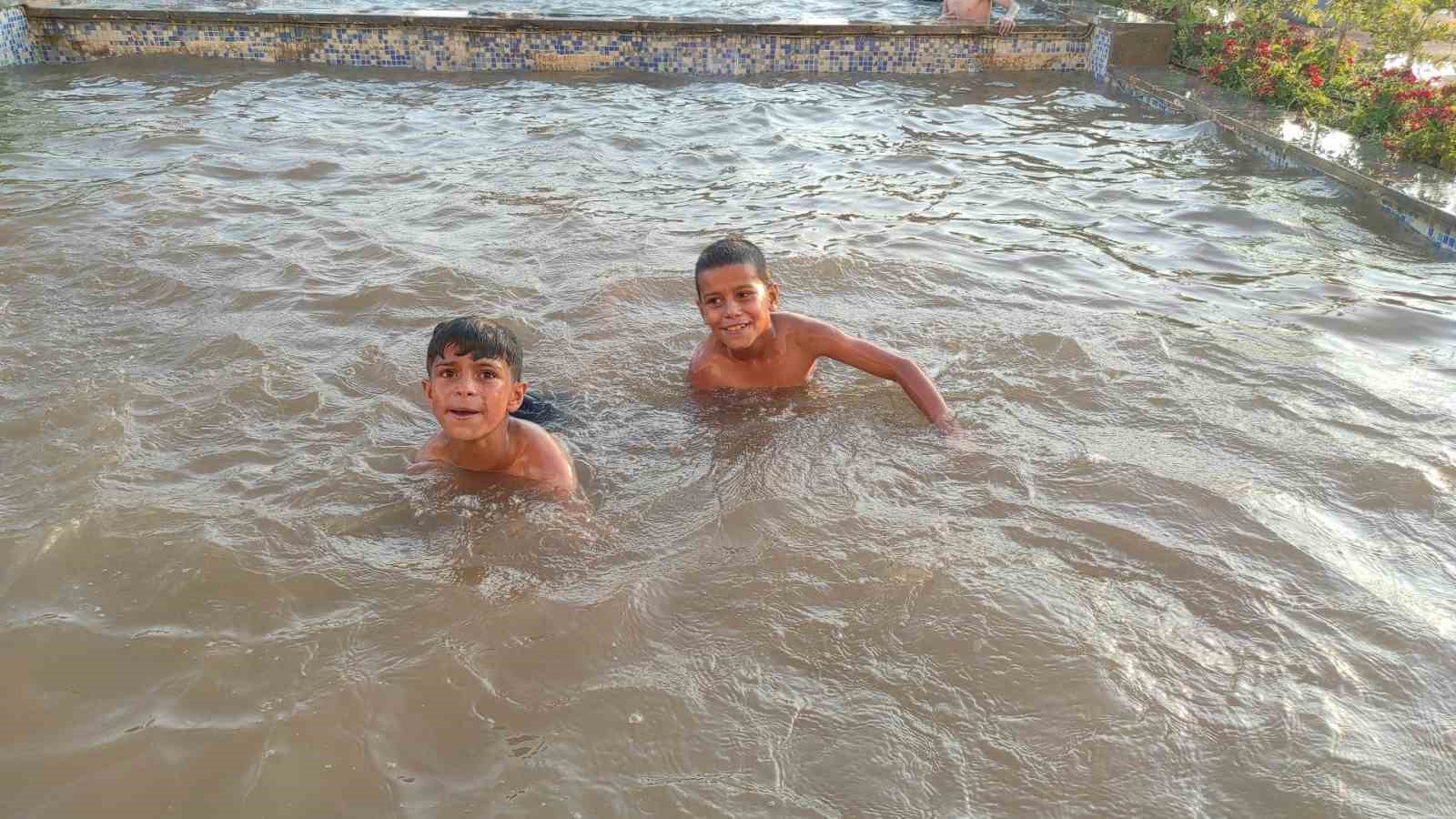 Şanlıurfa’da sıcaktan bunalan çocuklar süs havuzunda serinledi