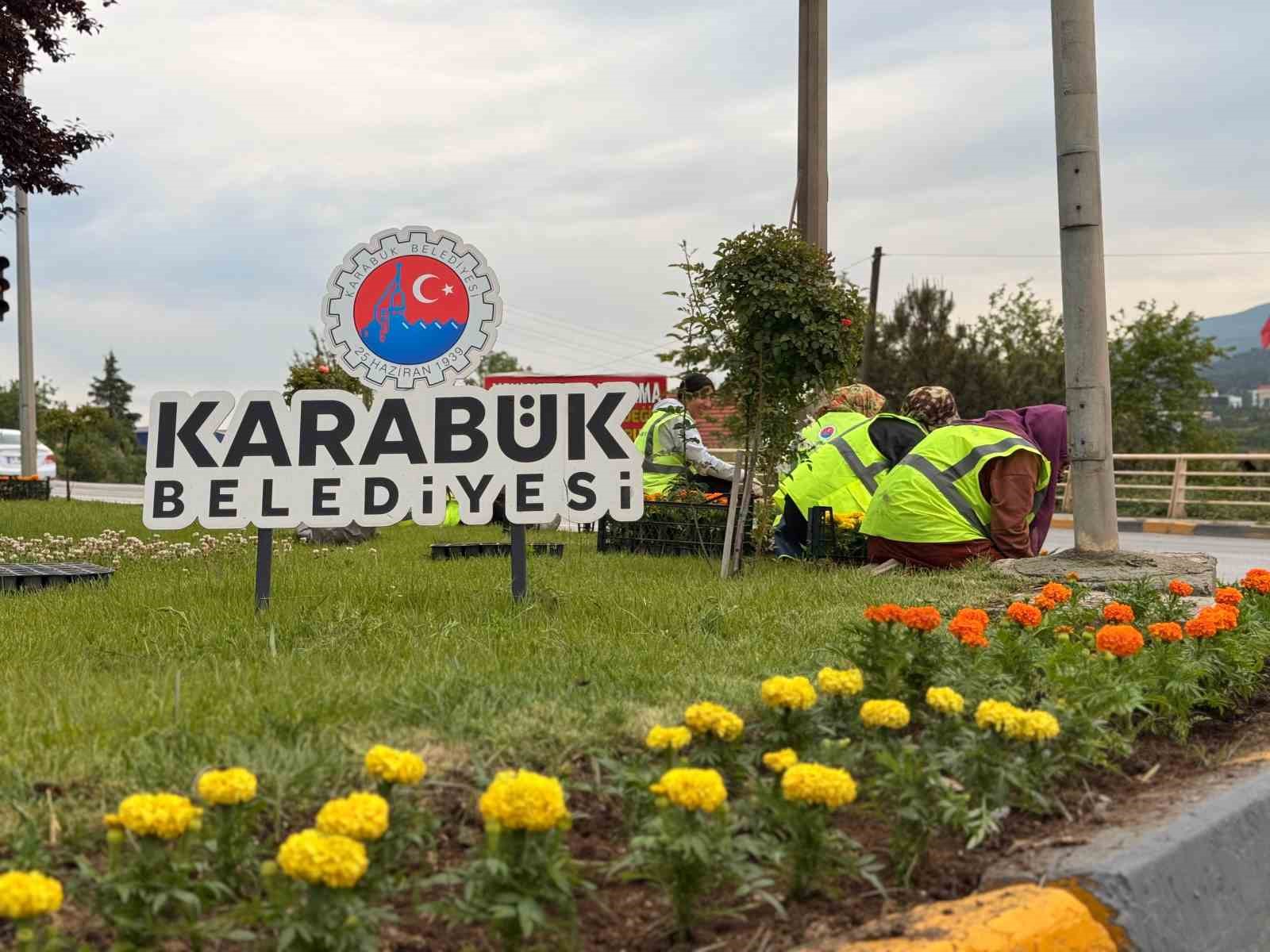 Karabük Belediyesi kenti çiçeklerle renklendiriyor