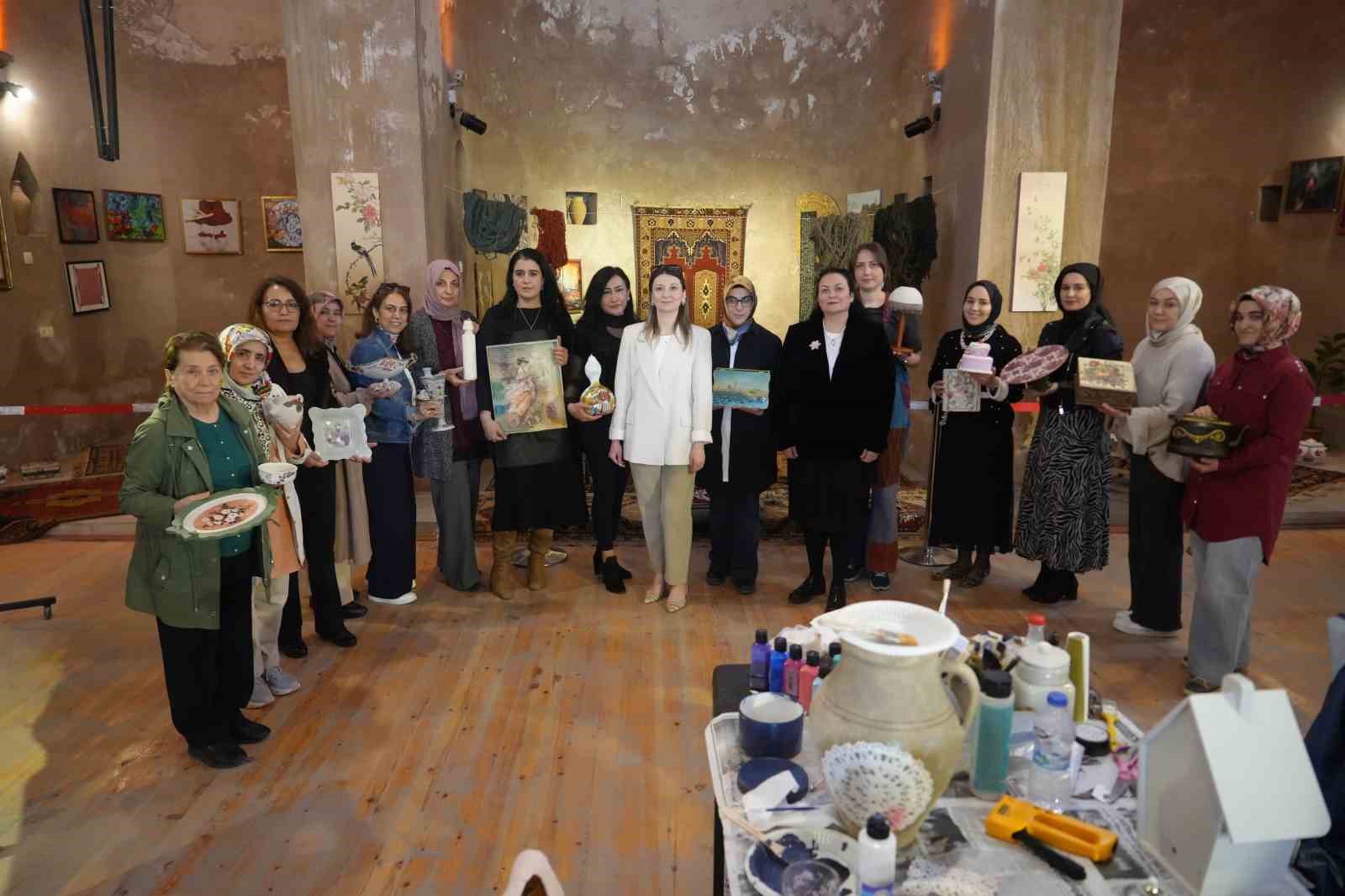 Atık malzemeler sanata d&ouml;n&uuml;ş&uuml;yor: Niğde&rsquo;de kadınlar geri d&ouml;n&uuml;ş&uuml;mle ekonomiye katkı sağlıyor
