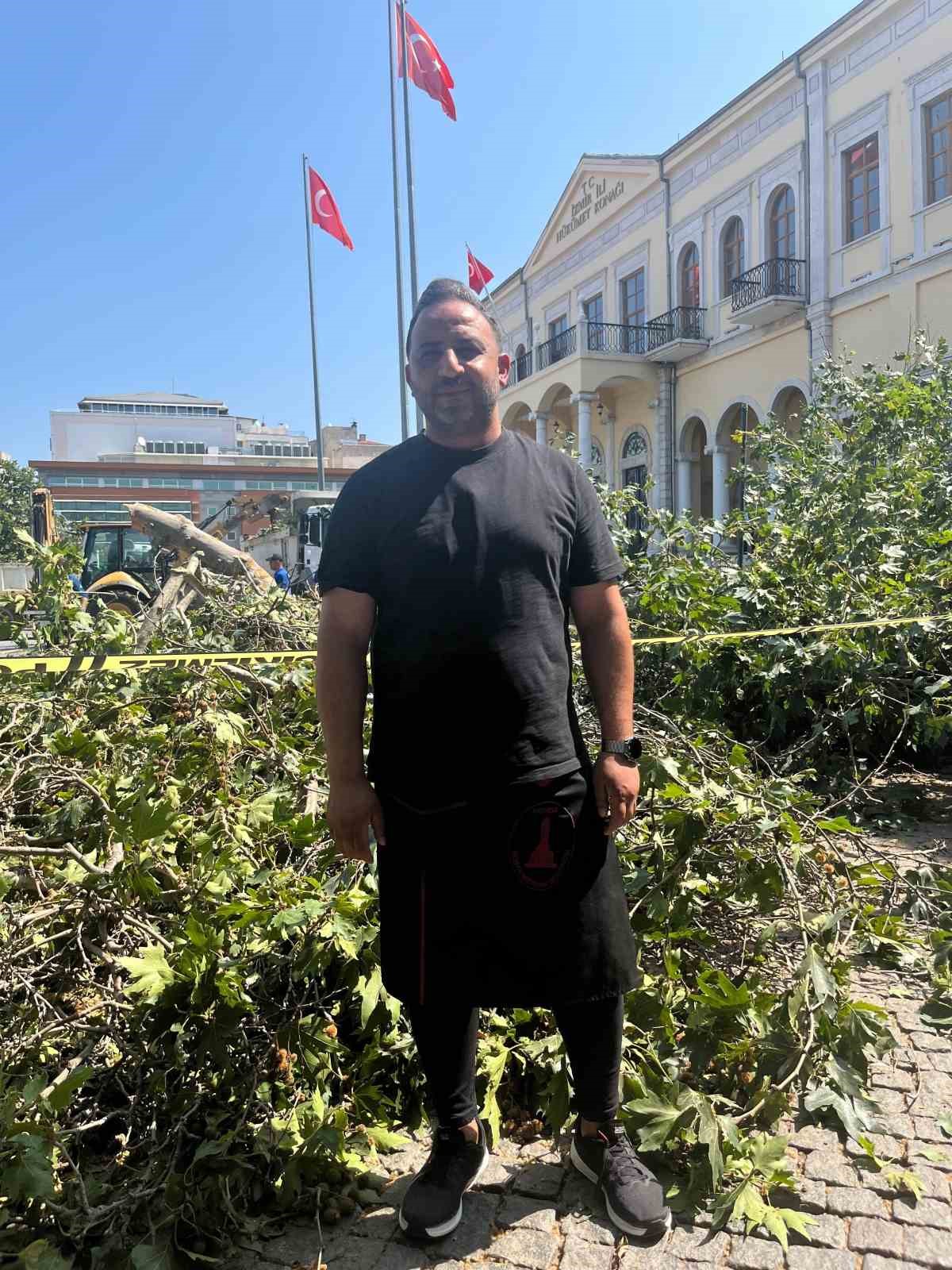 Tarihi Kemeraltı Çarşısı girişindeki dev çınar devrildi
