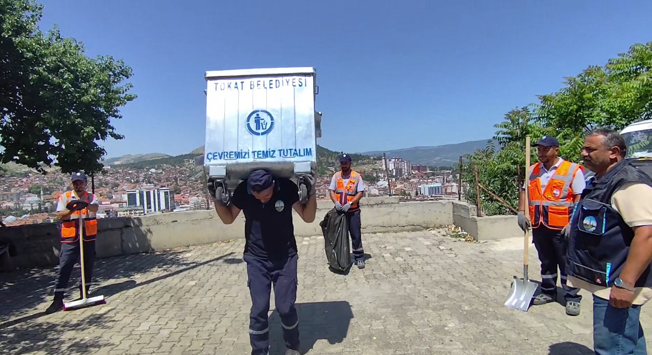 &Ccedil;&ouml;p tenekesini sırtlayan personel temizlikte sınır tanımadı
