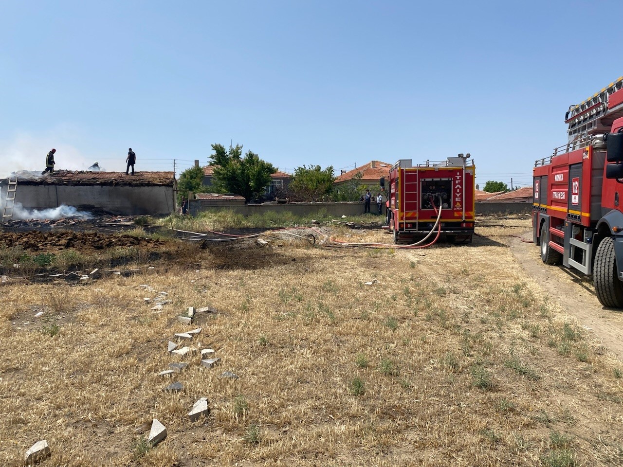 Samanlık yangını itfaiye tarafından s&ouml;nd&uuml;r&uuml;ld&uuml;
