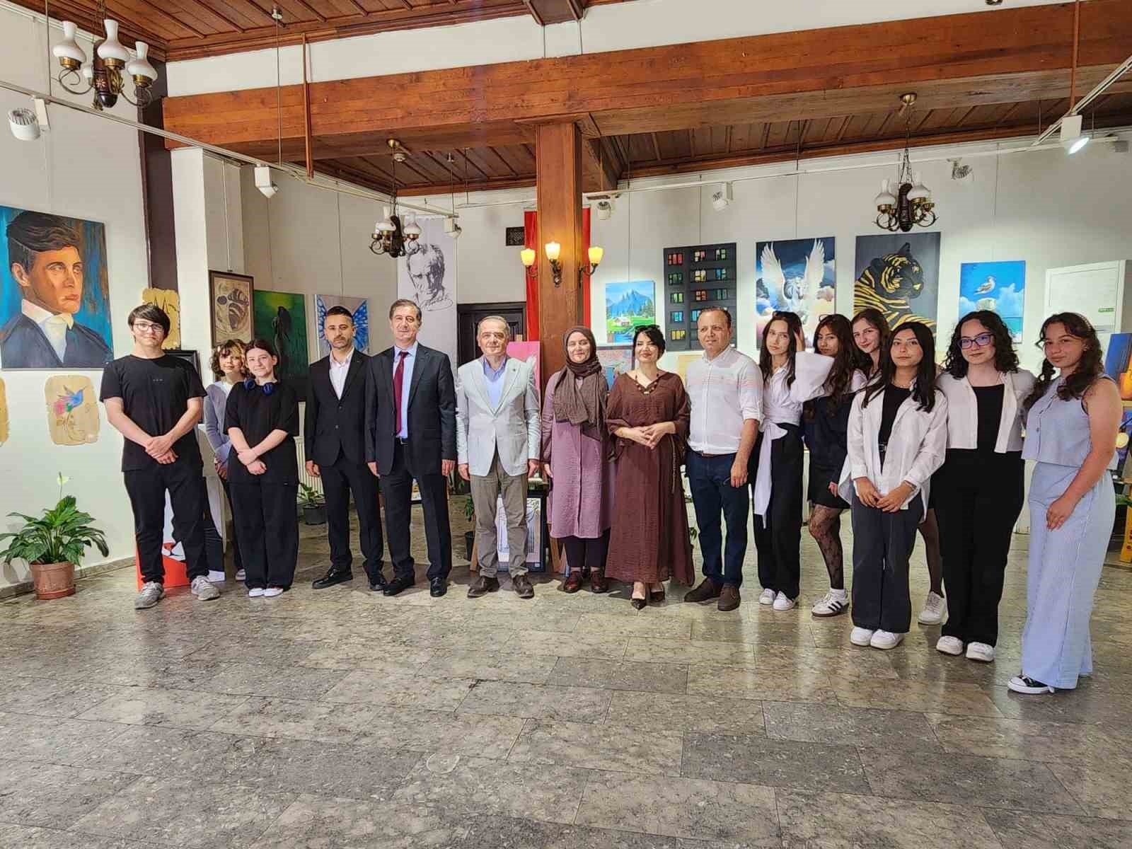 Öğrencilerin yıl sonu resim sergisi sanatseverlerle buluştu