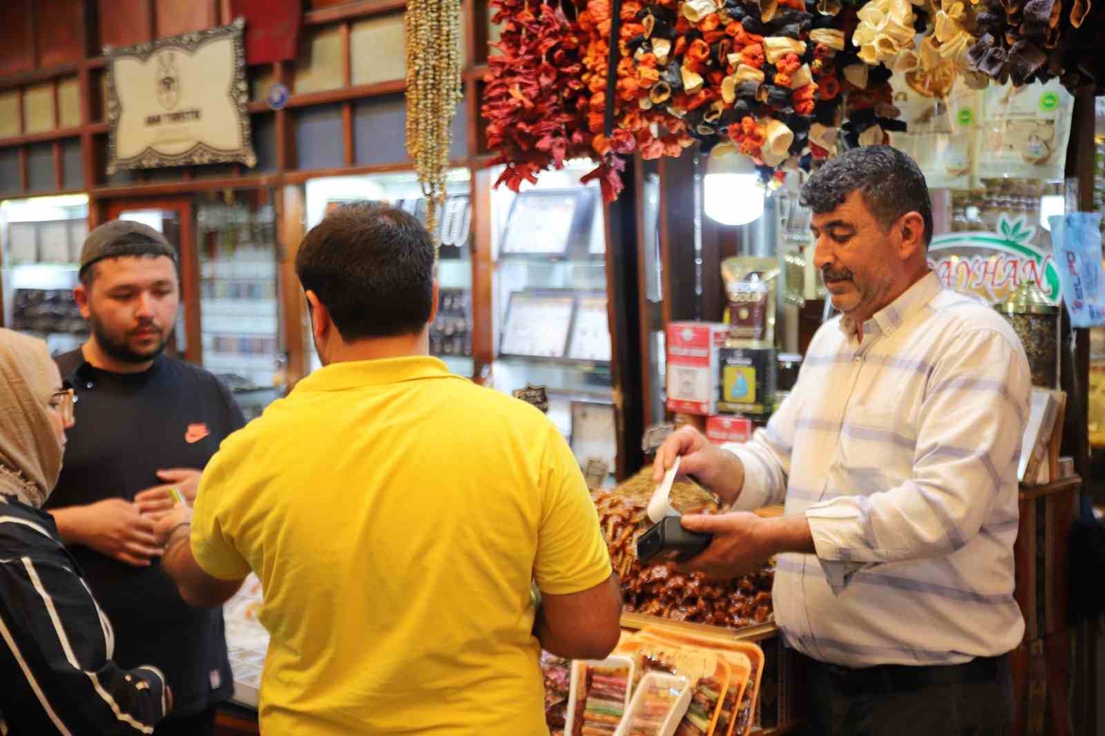Gaziantep’te bayram yoğunluğu esnafın yüzünü güldürdü