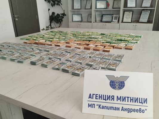 900 bin euro ve 500 bin doları Bulgar g&uuml;mr&uuml;ğ&uuml;ne yakalattı
