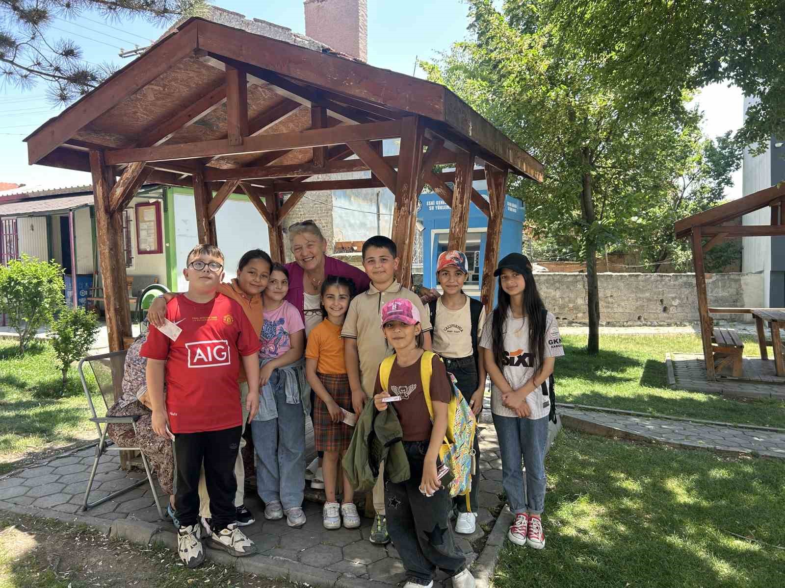 Yeşiltepe’de harçlıklar muhtar teyzelerinden