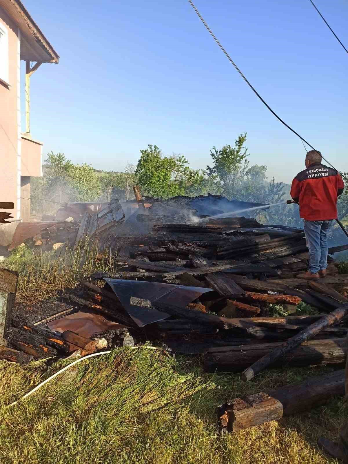 Bolu&rsquo;da ahşap samanlık k&uuml;le d&ouml;nd&uuml;
