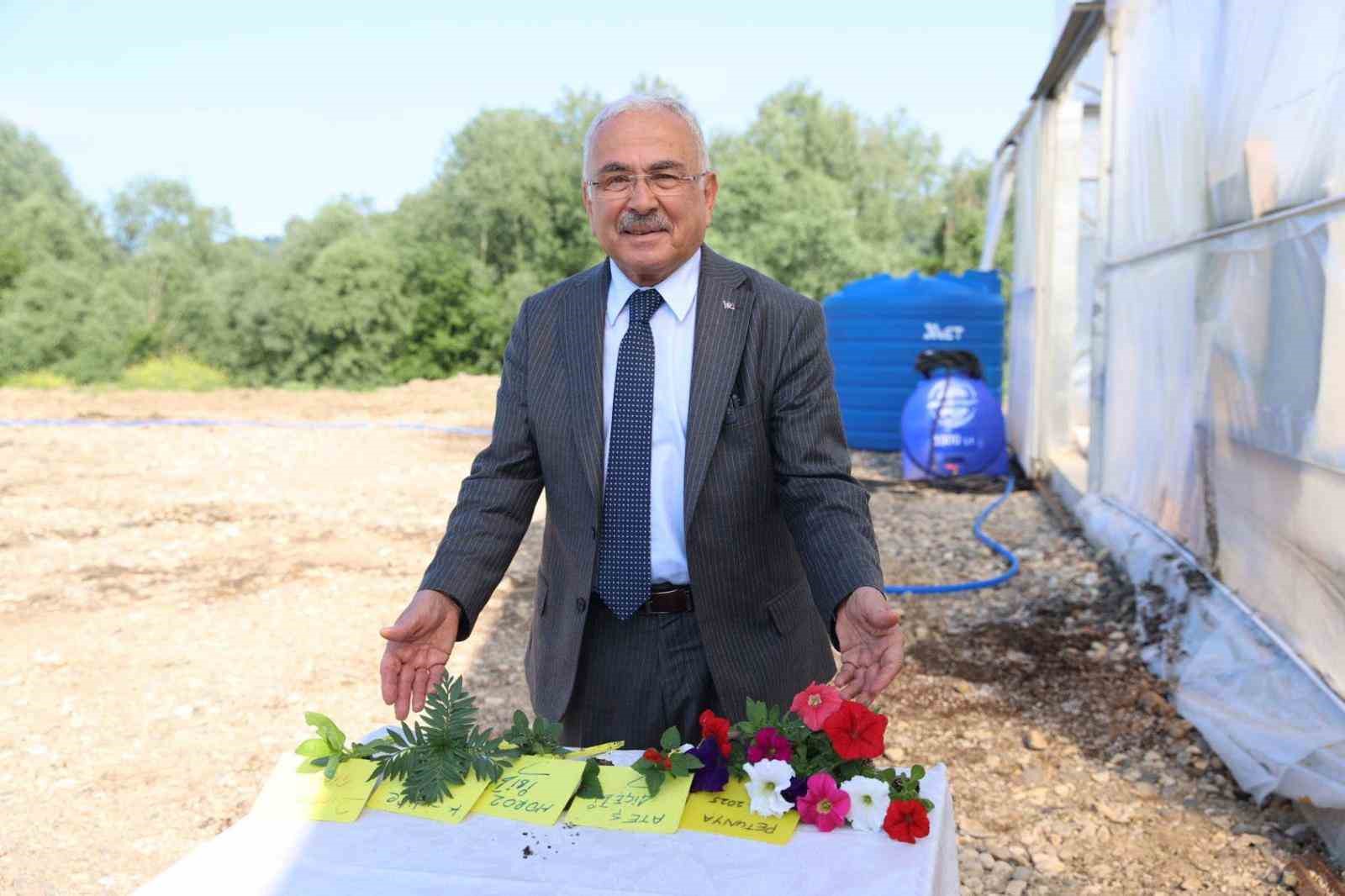 Başkan G&uuml;ler: "Peyzaj &ccedil;alışmalarında &ccedil;i&ccedil;ekleri dışarıdan almıyor, yetiştiriyoruz"
