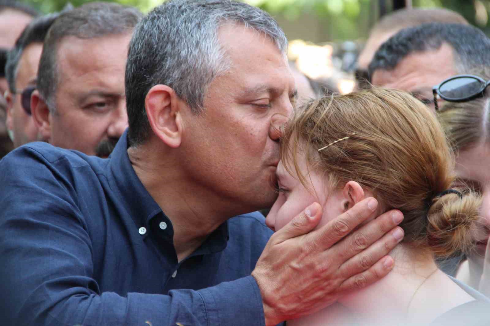 Özgür Özel Zeyrek ailesini biran olsun yalnız bırakmadı