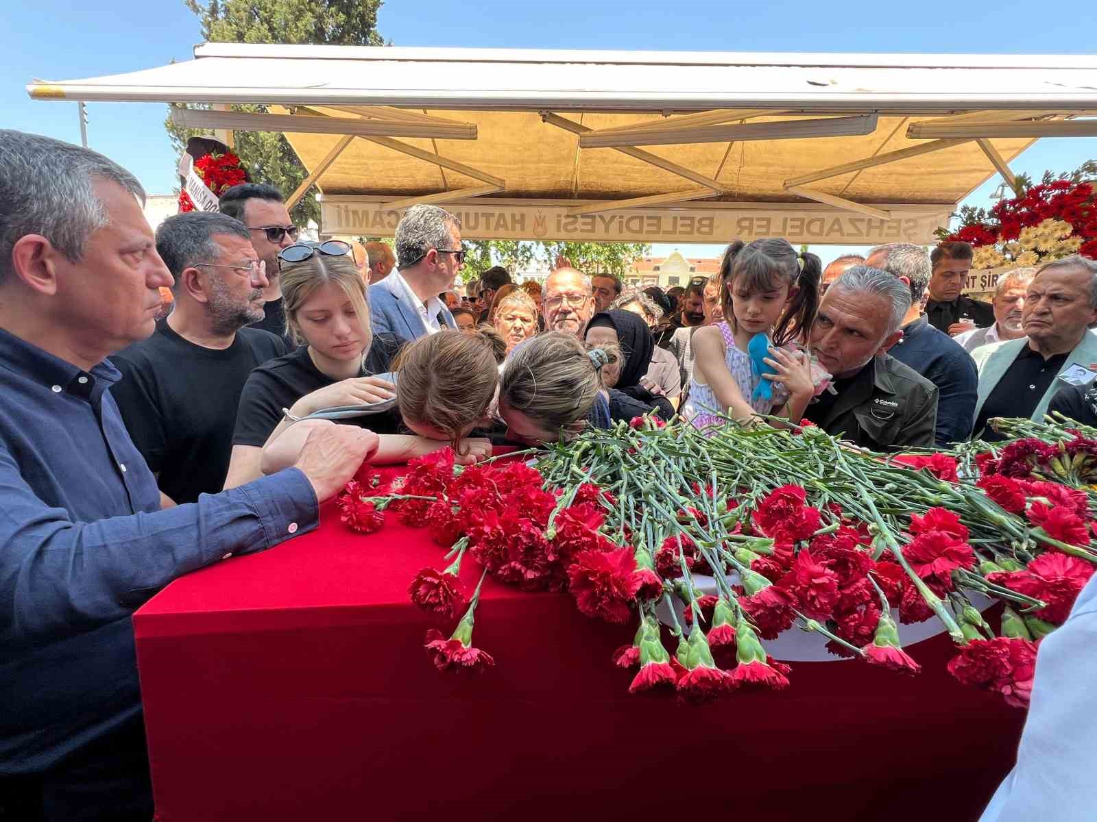 &Ouml;zg&uuml;r &Ouml;zel Zeyrek ailesini biran olsun yalnız bırakmadı
