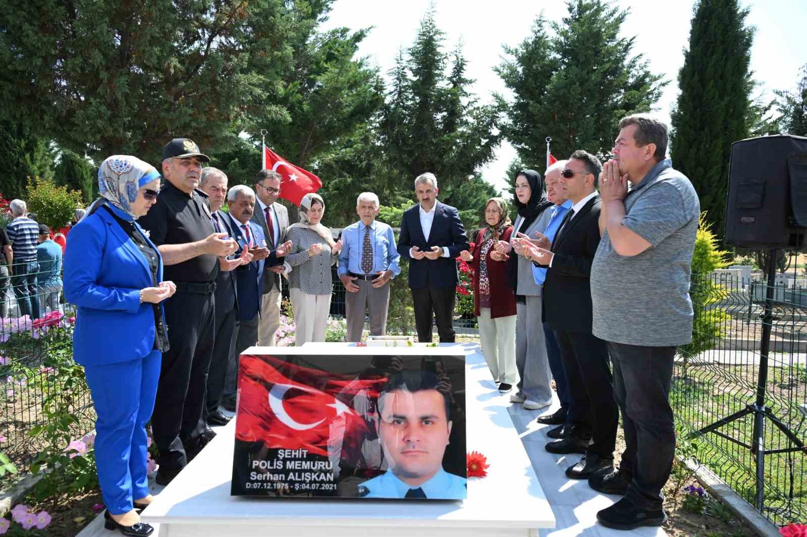 Şehit Polis Memuru Nefize &Ccedil;etin &Ouml;zsoy kabri başında dualarla anıldı
