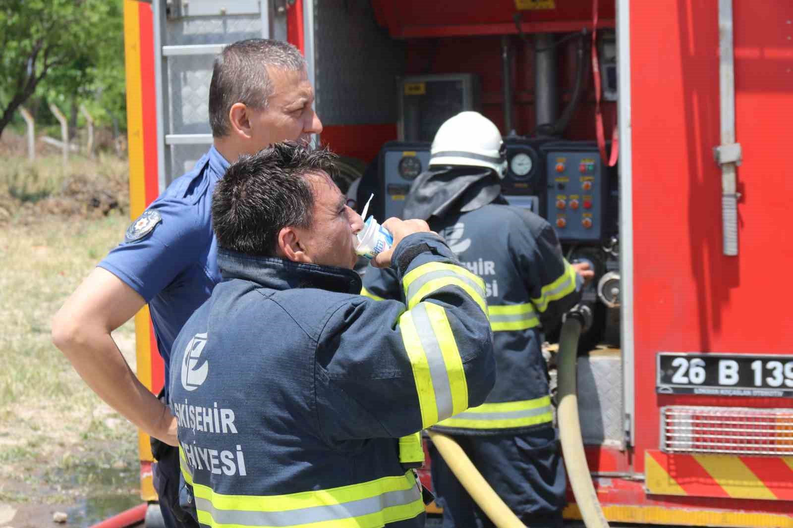 Süt fabrikasındaki paletler yandı: 1 yaralı