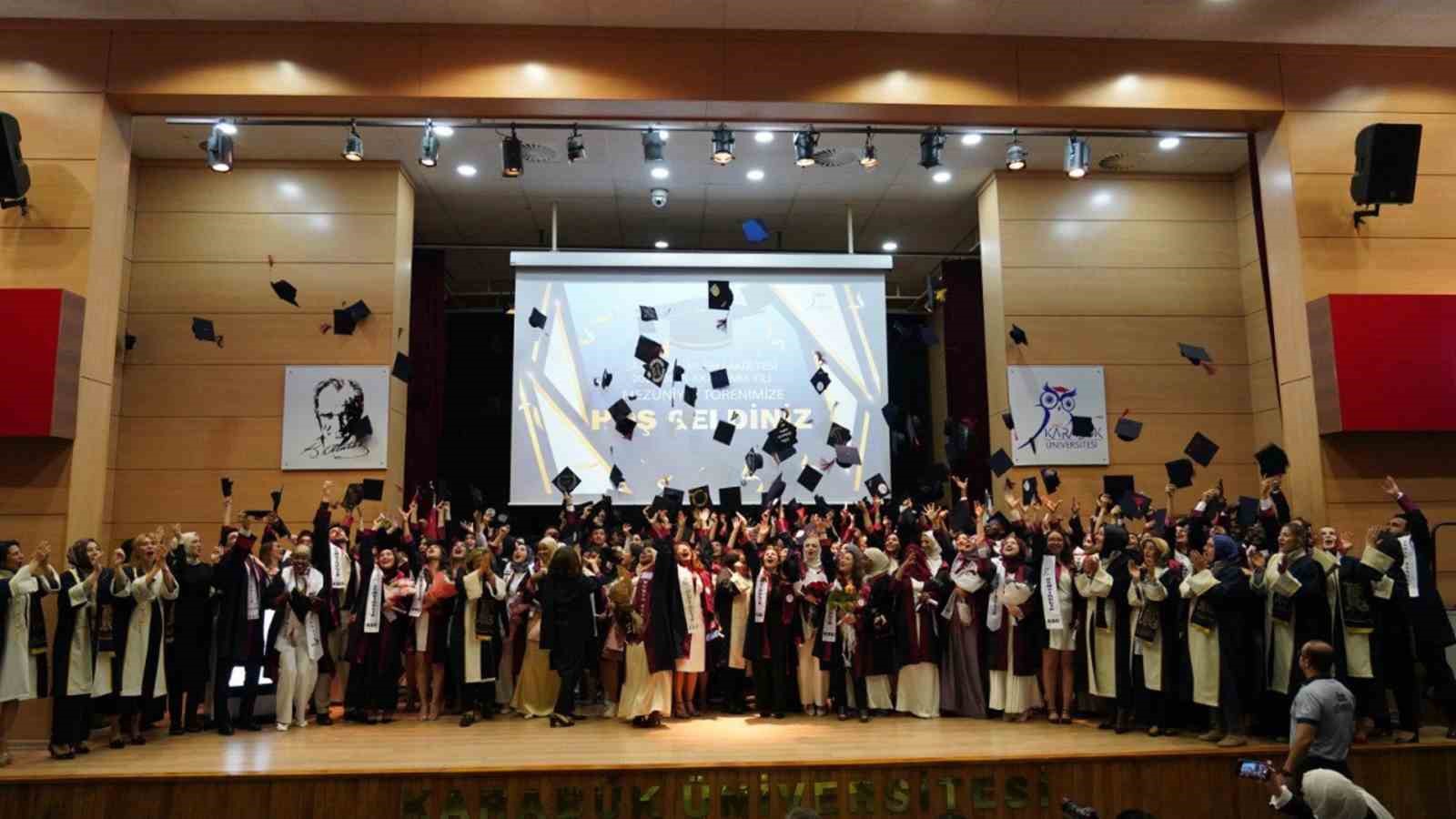 Geleceğin sağlıkçıları diplomalarını aldı