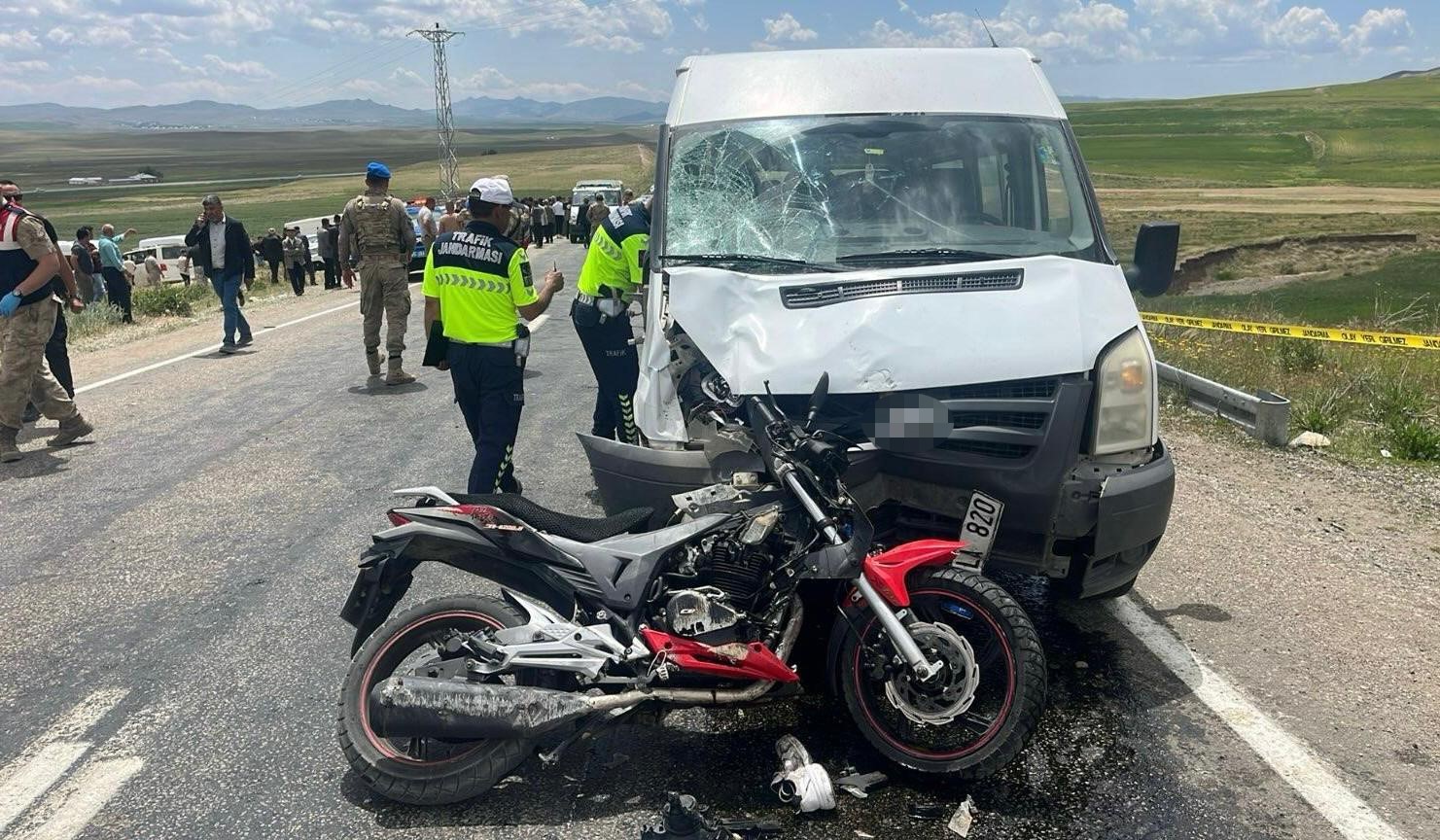 Van’da motosiklet ile minibüs çarpıştı: 2 ölü