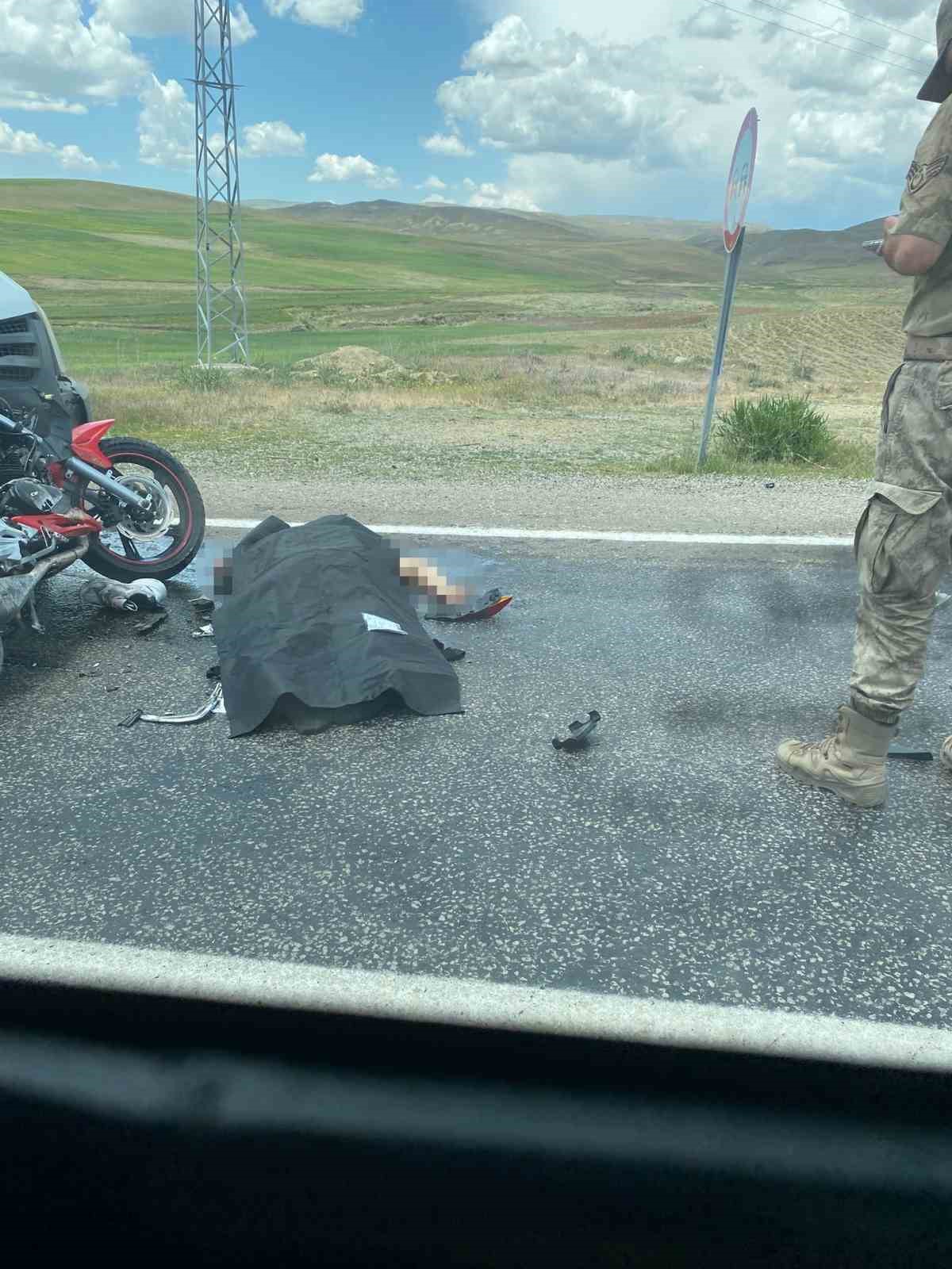 Van&rsquo;da motosiklet ile minib&uuml;s &ccedil;arpıştı: 2 &ouml;l&uuml;
