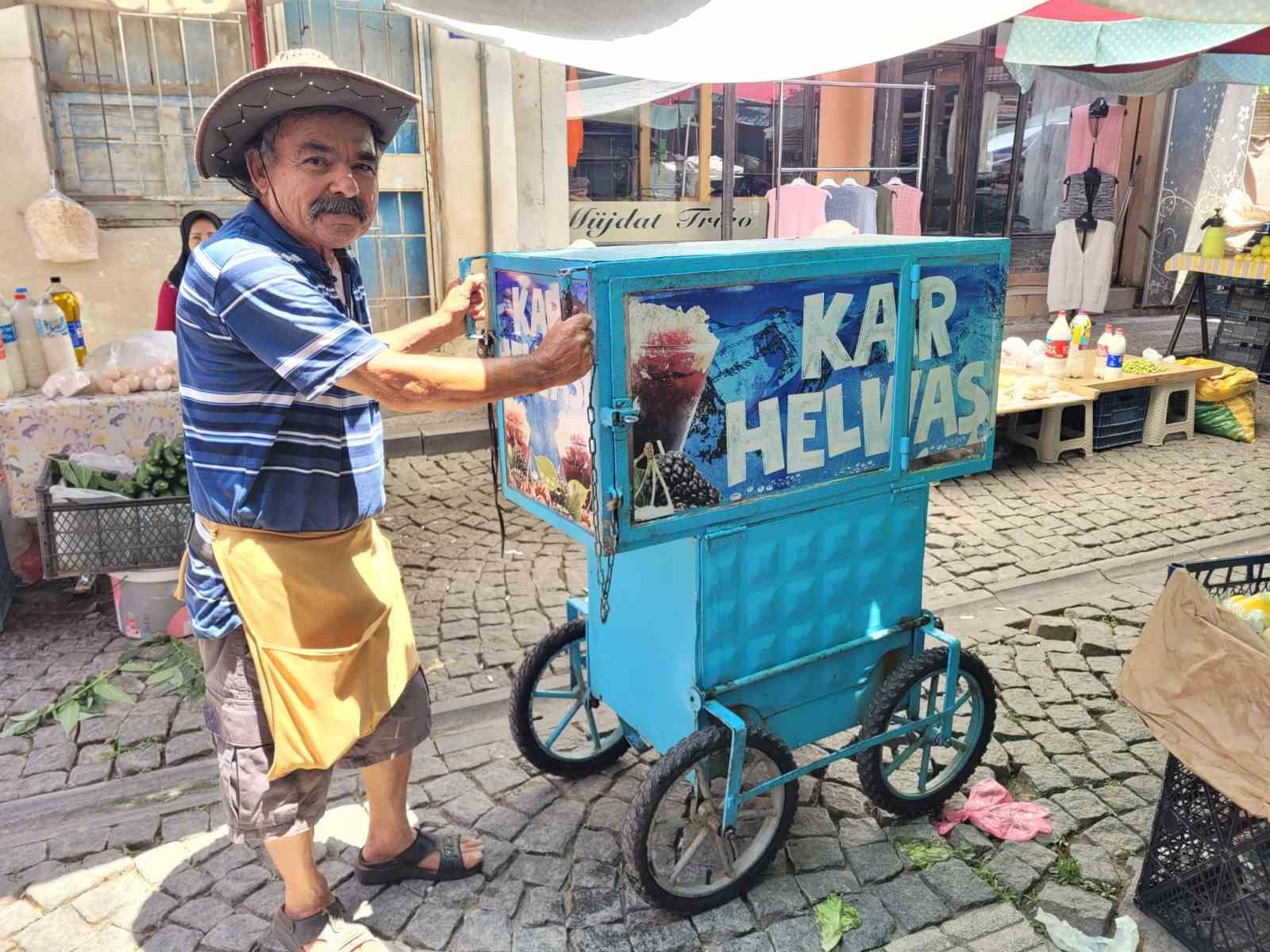 Sedat amca, pazarın ateşini d&uuml;ş&uuml;r&uuml;yor
