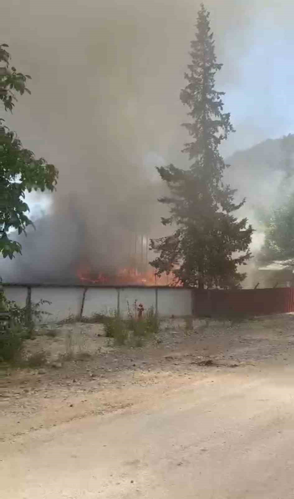 Sinop&rsquo;ta kereste fabrikasında yangın: Yemekhane k&uuml;le d&ouml;nd&uuml;
