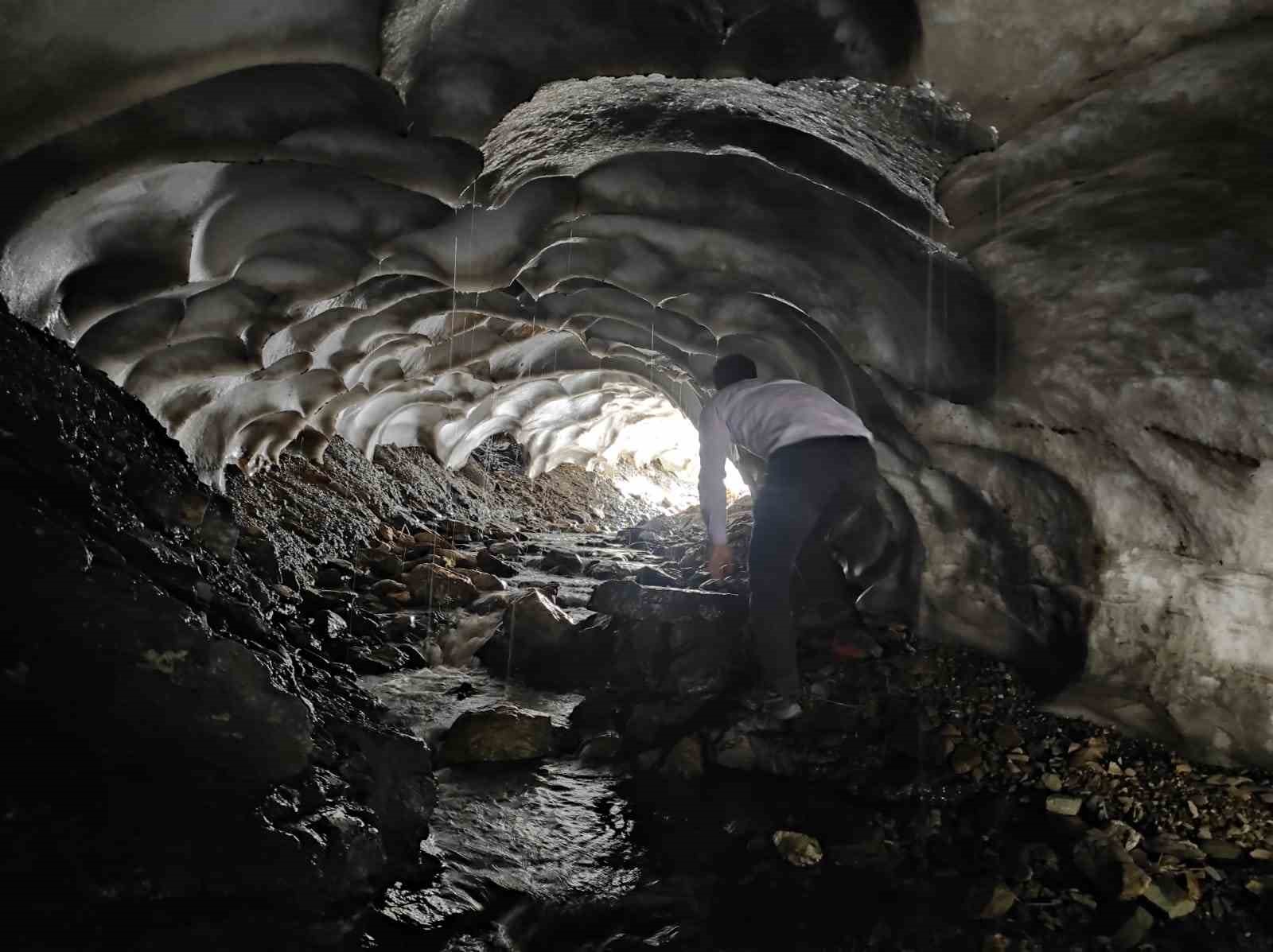 Batman&rsquo;da sıcaktan bunalan vatandaşlar soluğu kar t&uuml;nellerinde alıyor
