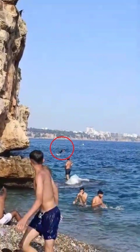 40 metrelik falezlerden atlayıp ağır yaralanan gencin tedavisi devam ediyor
