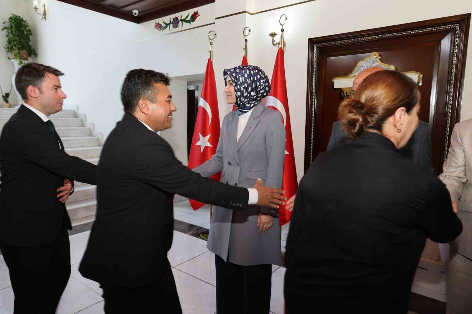 Vali Yiğitbaşı personel ile bayramlaştı
