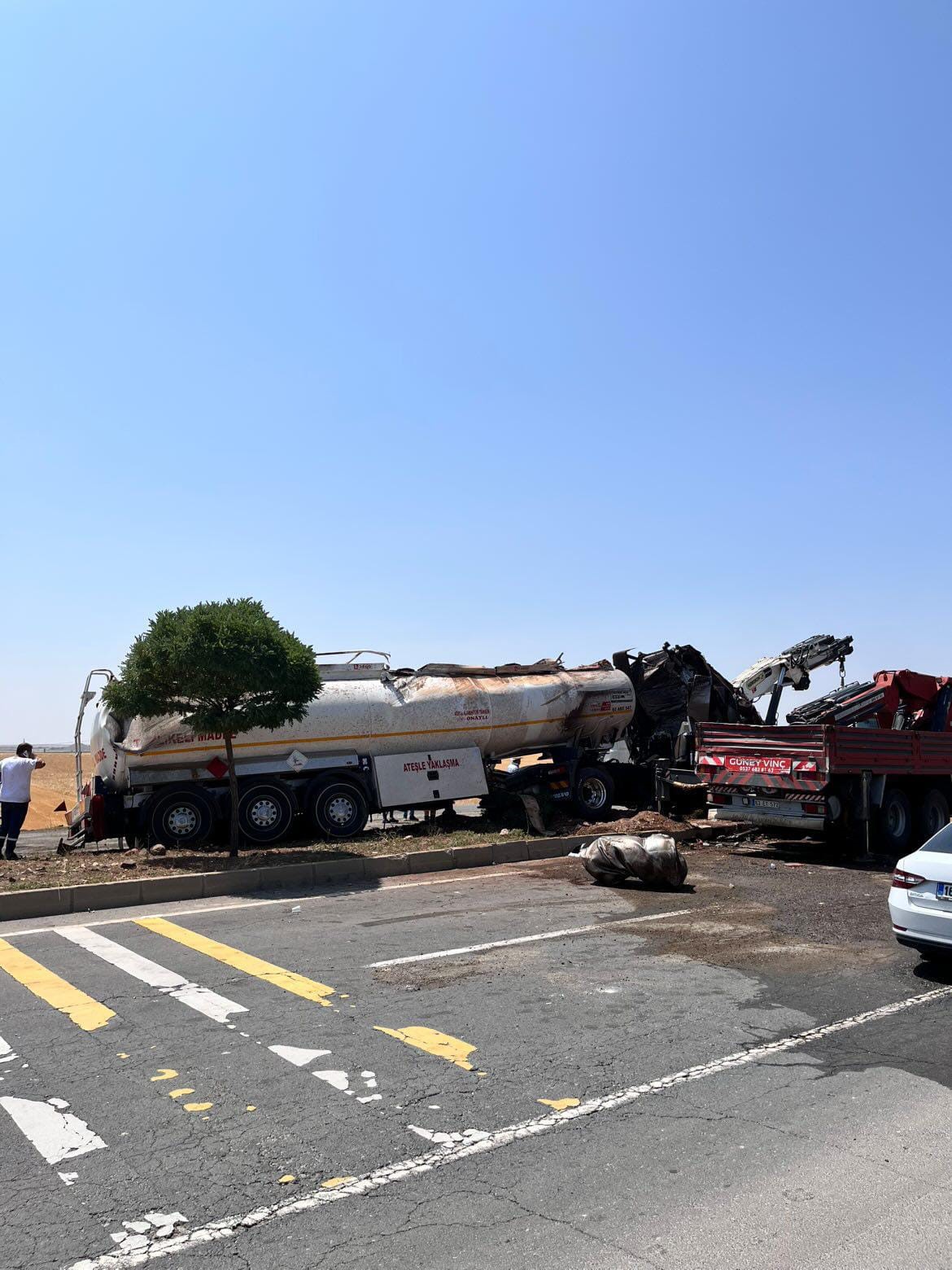 Yakıt tankeri devrildi: 1 yaralı