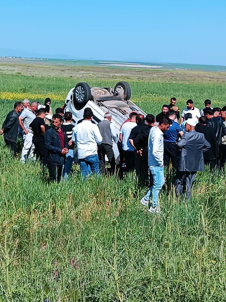 Muş’ta takla atan hafif ticari araçtaki 3 kişi yaralandı