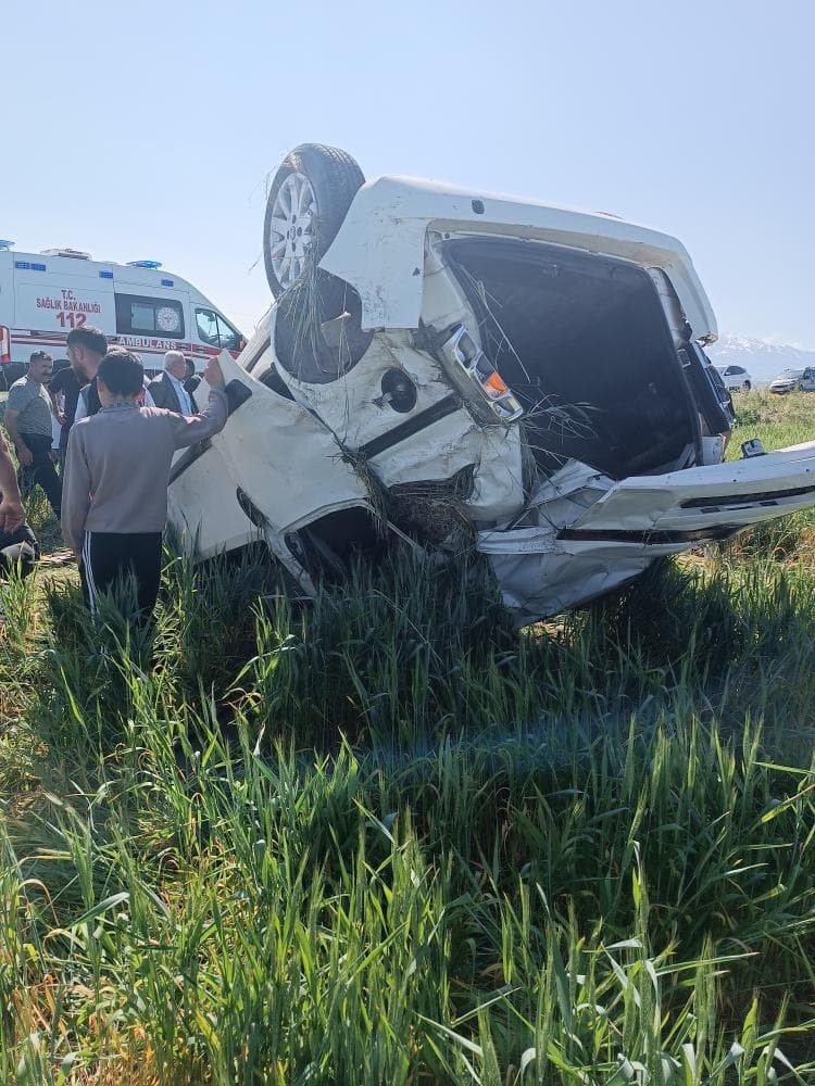 Muş’ta takla atan hafif ticari araçtaki 3 kişi yaralandı