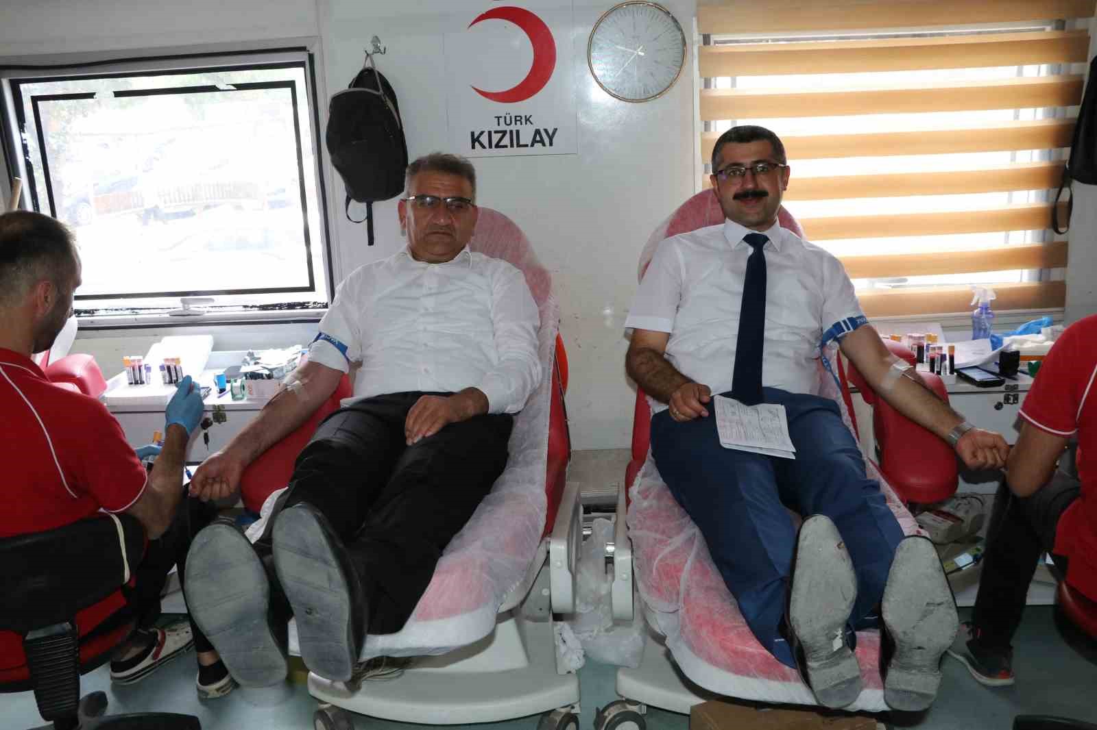 Hakk&acirc;ri eğitim camiası, kan bağışı ile umut oldu
