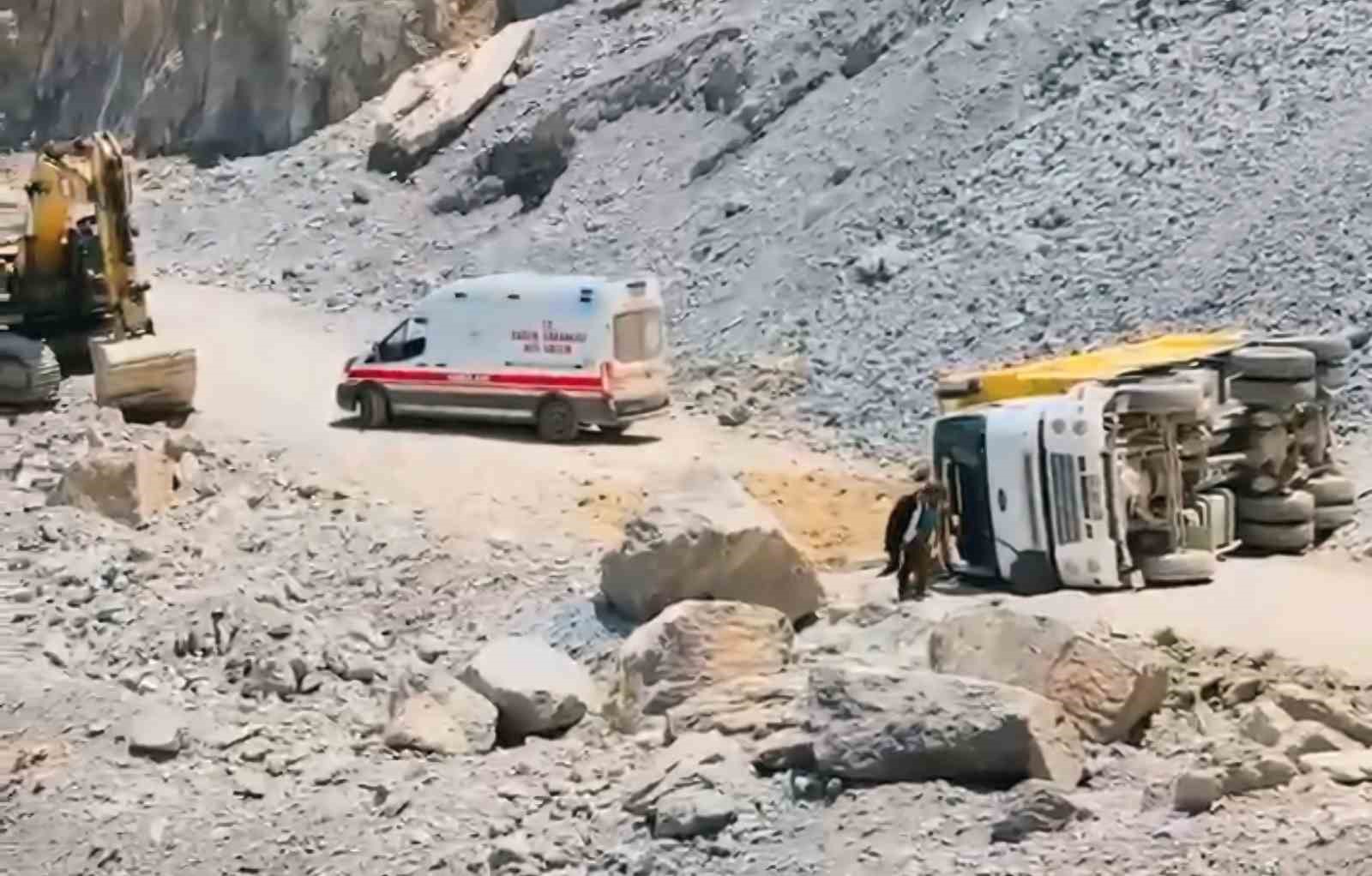 Yüksekova’da kamyon devrildi: 1 yaralı