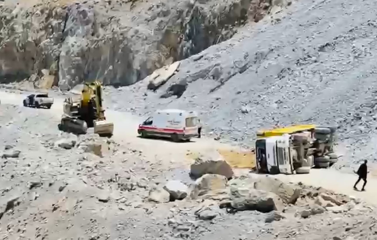 Y&uuml;ksekova&rsquo;da kamyon devrildi: 1 yaralı
