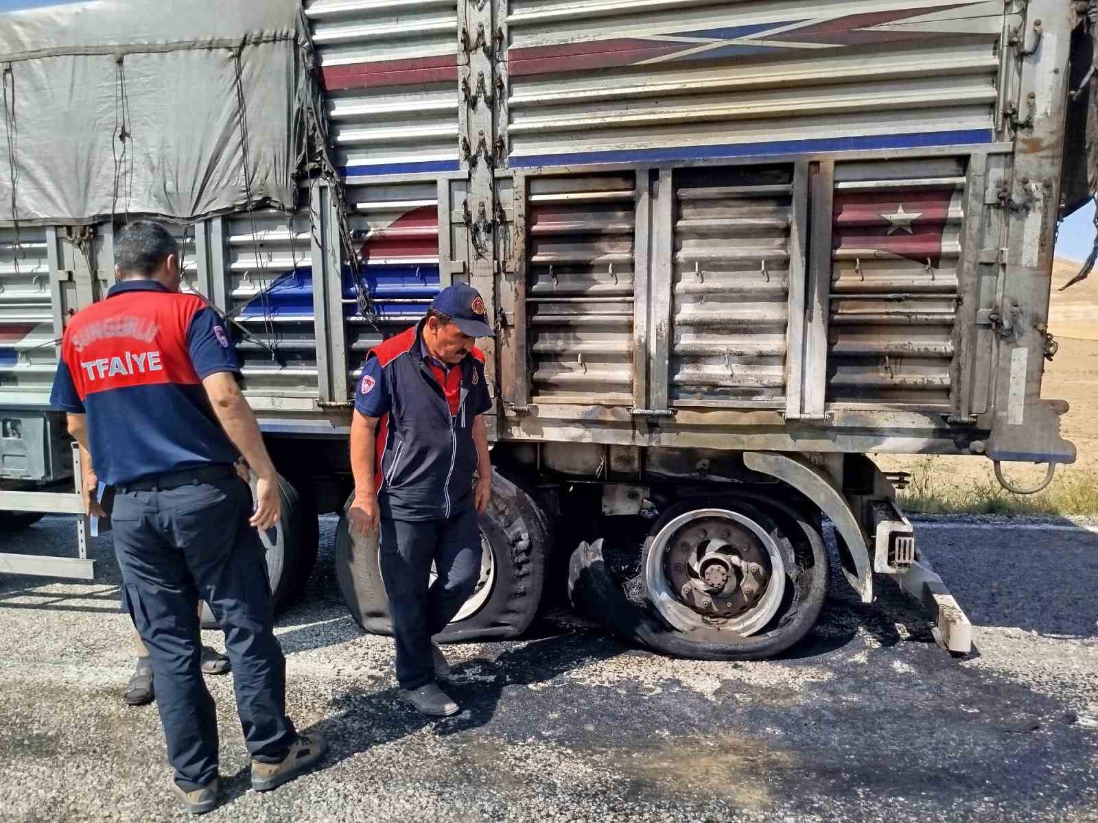 Balataları tutuşan tırın küle dönmesini itfaiye önledi