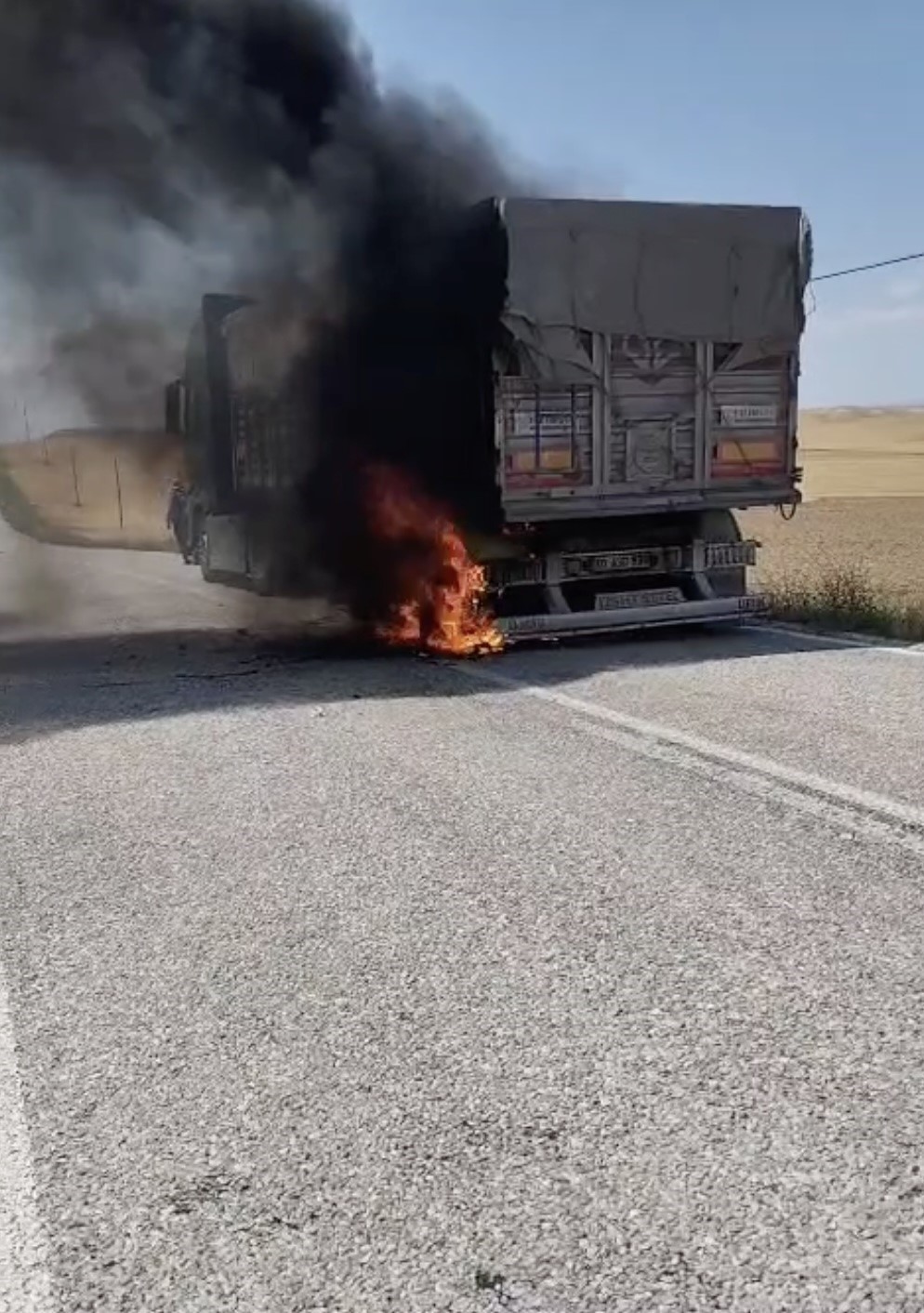 Balataları tutuşan tırın k&uuml;le d&ouml;nmesini itfaiye &ouml;nledi
