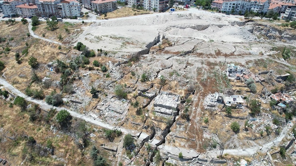 Kanuni Mahallesi&rsquo;ndeki heyelan riski devam ediyor
