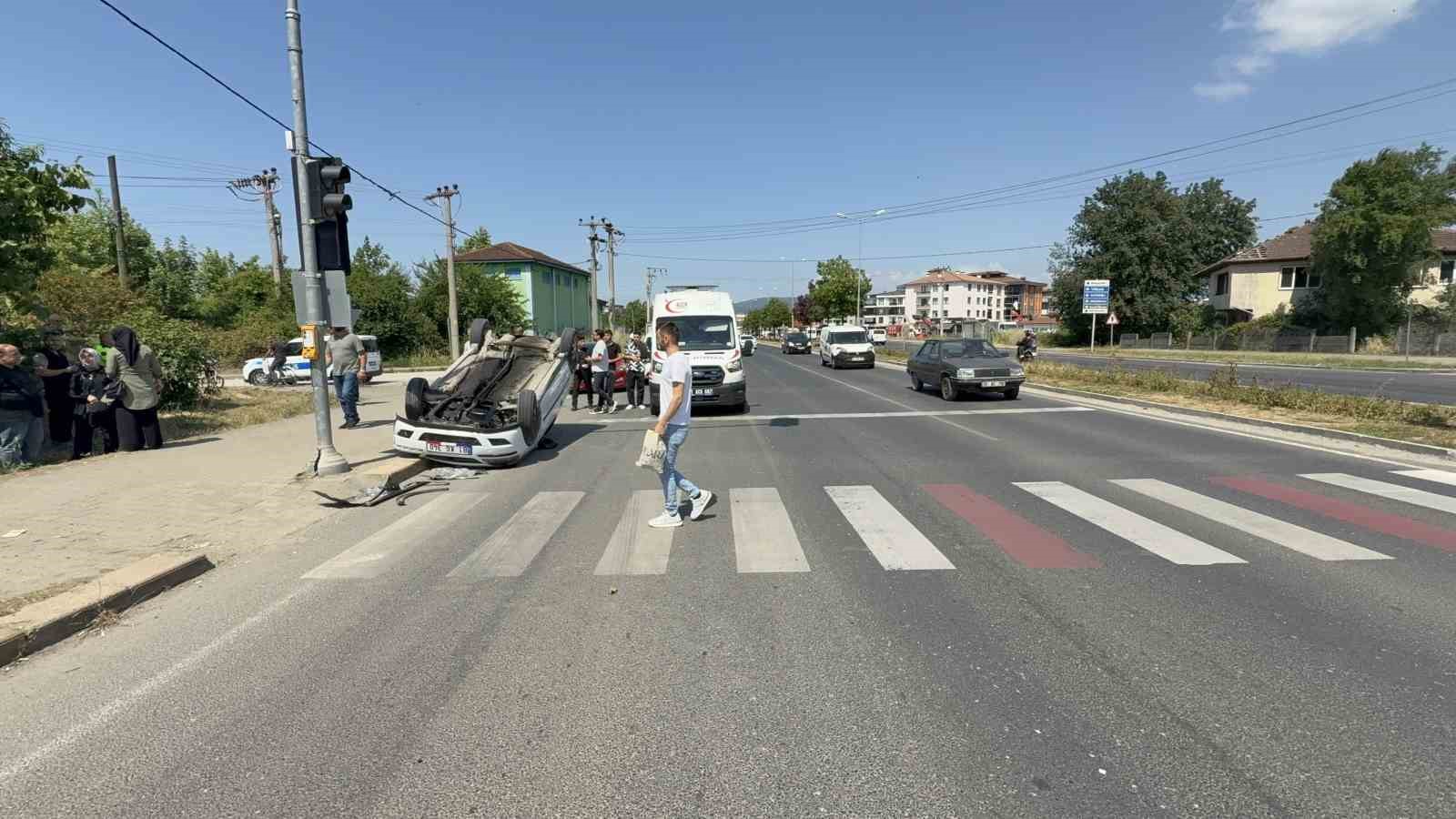 Yayaya yol veren otomobile çarpıp takla attı: 3 yaralı