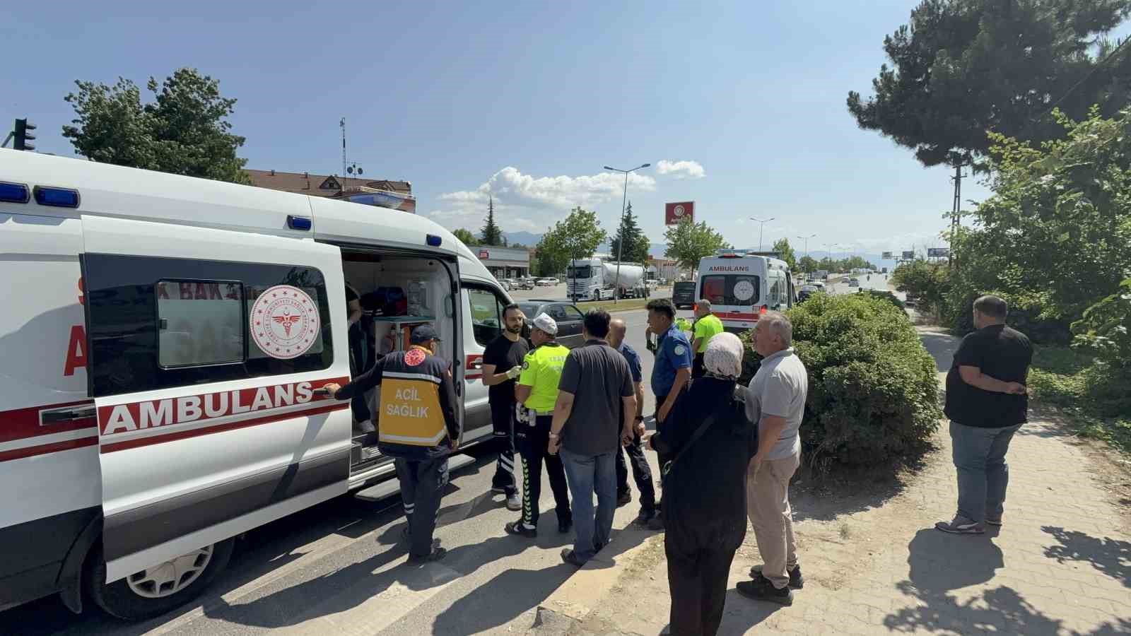 Yayaya yol veren otomobile &ccedil;arpıp takla attı: 3 yaralı
